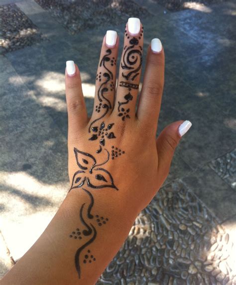 Simple Henna Tattoo On Hand Tatouage Au Henné Modèles Tatouages Au