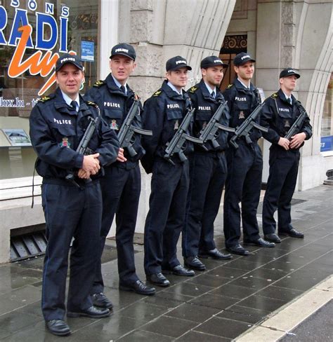 Pin On Uniformele Poliţiştilor în Lume Police Uniforms From Around