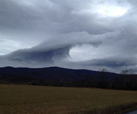 Surfs Up In The Sky Reddit User Ernestpwningway Takes Picture Of Cloud