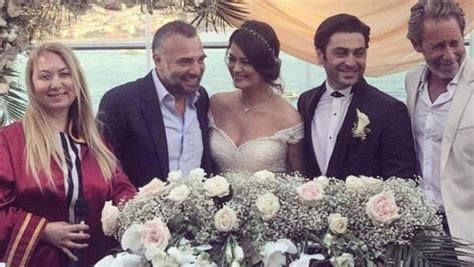 Öyle bir mafya dizisi ki yeraltı dünyasındaki adamlar haksızlıklarla mücadele ediyorlar. Eşkiya Dünyaya Hükümdar Olmaz'ın yıldız oyuncusu Ozan ...