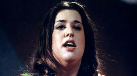 The Tragic Death Of The Mamas And The Papas Cass Elliot