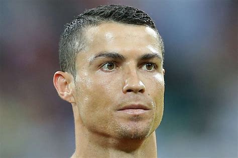 Криштиа́ну рона́лду душ са́нтуш аве́йру (порт. Cristiano Ronaldo : positif au Covid-19, le Portugais a-t ...