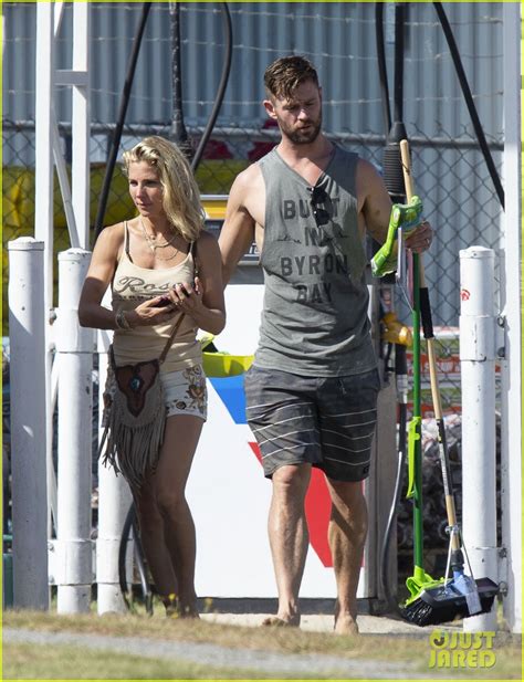 Chris Hemsworth Elsa Pataky Run Errands Barefoot In Australia Photo Chris Hemsworth