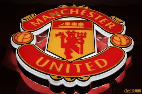 曼彻斯特联足球俱乐部（英语：manchester united football club）简称曼联（英语：manchester united），是一家位于英国曼彻斯特的足球俱乐部，前身为成立于1878年的纽顿希斯lyr（newton heath lyr f.c.），1902年改名为曼彻斯特联。目前比赛于英格兰超级联赛。 曼联标志壁纸【相关词_ 曼联标志】_捏游
