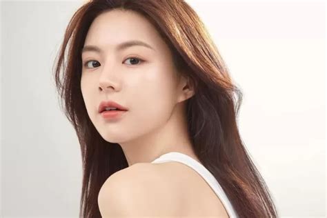 Profil Lengkap Go Yoon Jung Aktris Cantik Pemeran Naksu Dalam Drama
