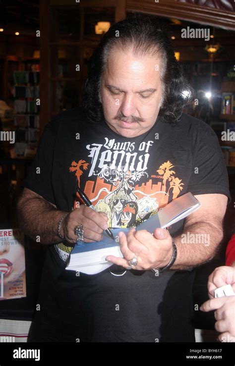 Ron Jeremy Signing Kopien Von Seinem Neuen Buch The Hardest Working Man Im Showbiz Im Mandalay