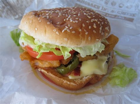 Tűzön grillezett marhahús, a nap érlelte paradicsom, a friss hagyma, a ropogós jégsaláta levelek, krémes majonéz és ketchup. Review: Burger King - Angry Whopper Jr. | Brand Eating