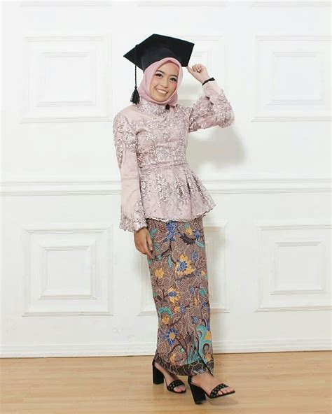 36 Model Kebaya Wisuda Modern 2019 Simple Elegan Hijabtuts Gaun Batik