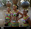 Zulu Mädchen tragen Perlen Tracht und Durchführung Töpfen auf ihre ...