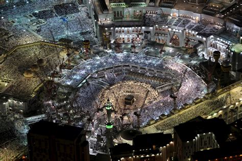 Heres What The Holiest Place In Islam Looks Like On Holiest Night Of