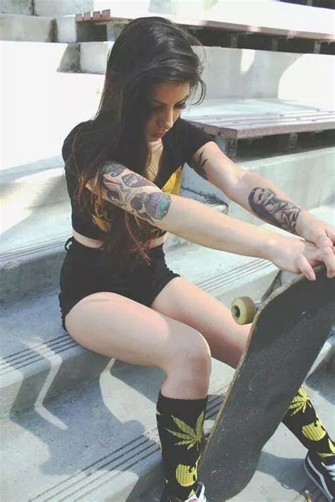 skate tattoo and girls Горячие девушки тату Скейтбордистка Модные стили