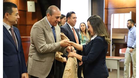 La UACJ entrega uniformes a su personal administrativo COMUNICACIÓN