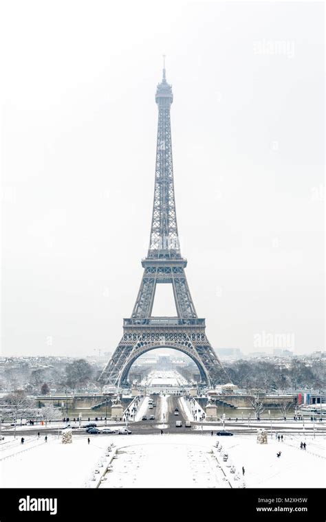 Torre Eiffel En Un Dia Nublado Fotografías E Imágenes De Alta