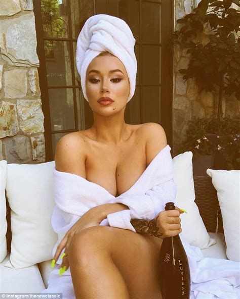 Iggy Azalea Flaunts Her Ample Cleavage In A White Bathrobe Daily Mail Online