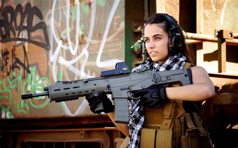 Woman Holding Grey And Black Fn Scar Rifle Hd Wallpaper Wallpaper Flare