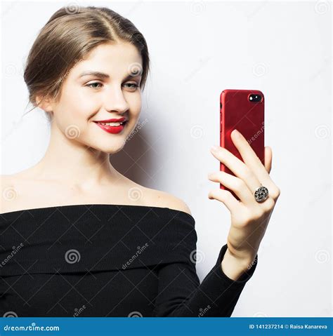 Tempo De Selfie Mulher Loura De Sorriso Dos Jovens Que Faz O Selfie No Fundo Branco Foto De