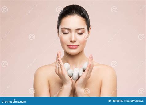 soin de beauté de femme et traitement beau modèle holding massage stones dans des mains rêves