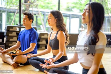 Asian Yoga Instructor Photos Et Images De Collection Getty Images