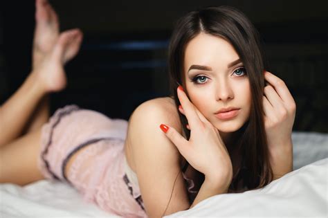Tapety twarz kobiety Model głębia pola długie włosy niebieskie oczy brunetka w łóżku
