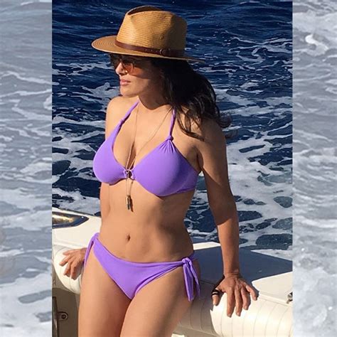 Salma Hayek despide el año con una sensual foto en traje de baño Photo 2