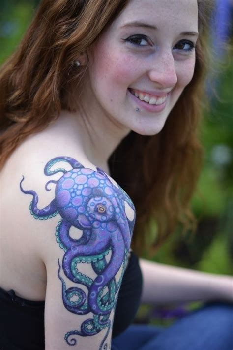 Amazing Purple Octopus Tattoo On Shoulder And Arm Maori Tattoos Bild Tattoos Body Art Tattoos