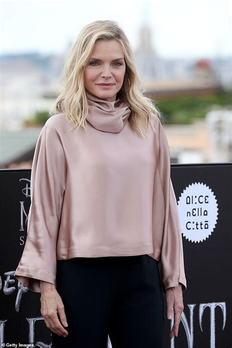 Michelle Pfeiffer 61 Is An Ageless Beauty In Stunning Makeup Free