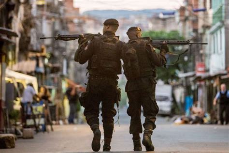 Blindados Ocupam A Maior Fortaleza Do Narcotráfico Carioca Em Quinze