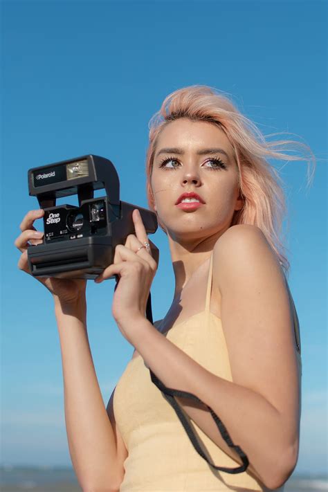 Ausschuss Nuss Kompilieren Holding Polaroid Camera Reparatur Unternehmer Kricket