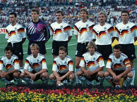 Bei der fußball weltmeisterschaft der männer wird alle 4 jahre der fußball weltmeister unter nationalmannschaften ermittelt. die Deutsche Fussball Nationalmannschaft Weltmeister 1990 ...