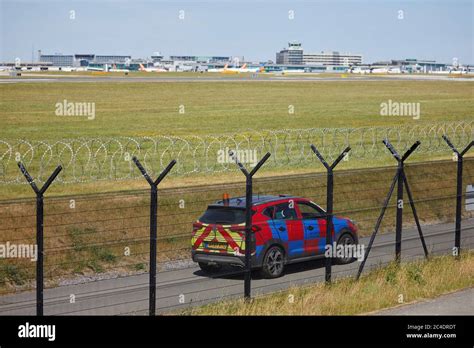 Perimeter Fence High Resolution Stock Photography And Images Alamy