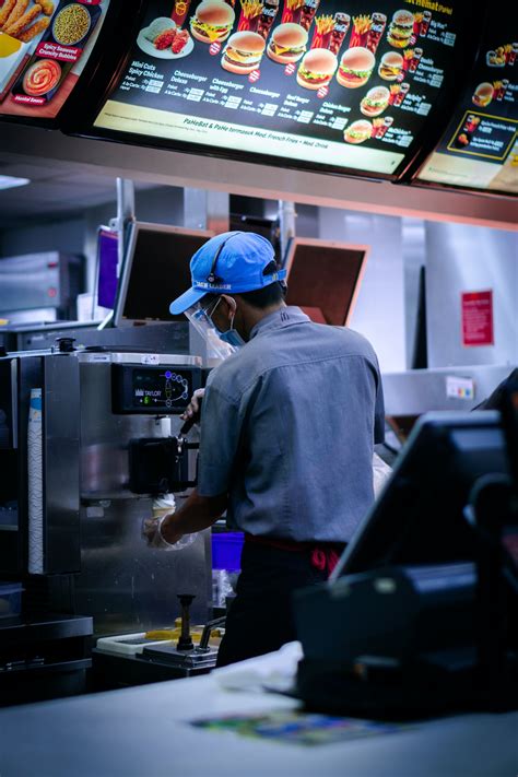 Newsom signs bill increasing wages for fast food workers in California