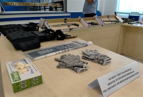 Menurutnya, ketika serbuan dilakukan kilang berkenaan tidak beroperasi kerana mungkin sudah mengesan kehadiran anggota penguat kuasa jpnp yang turut disertai polis diraja malaysia (pdrm). Empat mati ditembak dalam kejadian berbalas tembakan di ...