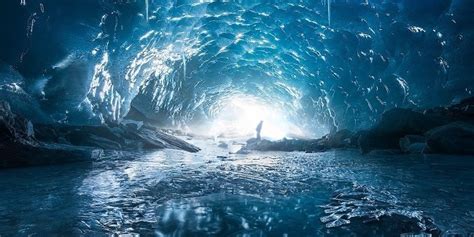 神秘的な空間 青く深く続くアラスカの氷の洞窟がまるで映画のよう【画像】 氷の洞窟 アラスカ 風景