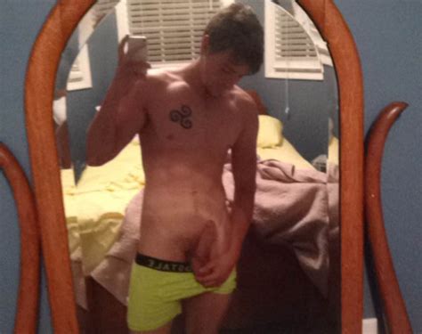 Canadian Gay Frank13Cumm Gets Naked On Free Webcam MrGays