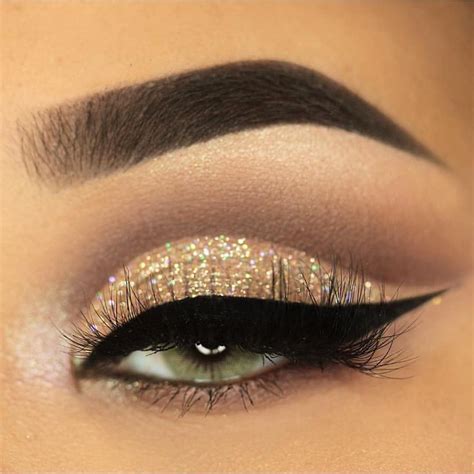 52 Best Gold Eye Makeup Looks And Tutorials Gold Eye Makeup Gold Makeup Looks Gold Glitter