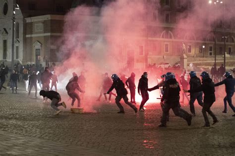 Protesta E Rabbia A Roma Dopo Il Coprifuoco Bombe Carta A Piazza Del