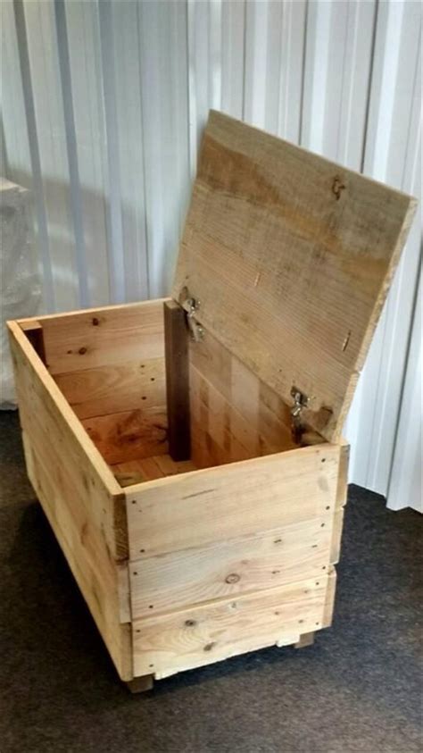 Chest Made Of Pallet Wood Woodworking Projects Diy