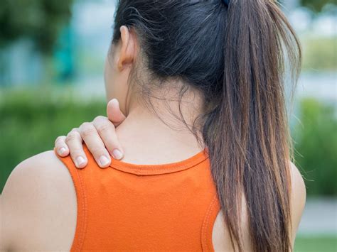 Sakit tulang belakang atas biasanya diikuti oleh rasa terbakar, kram dan tegang pada bagian bahu, leher, dan kepala yang membuat penderita tidak nyaman. Sakit Punggung Atas: Penyebab, Gejala, Pengobatan | HonestDocs
