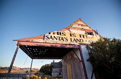 Haunting Photos Of An Abandoned Arizona Christmas Theme Park Daily
