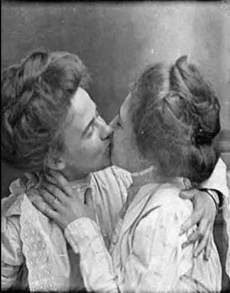 100 years of women s selfies in photo booths vintage lesbian lesbian girls in love