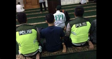 Masya Allah Kerenketika Pak Polisi Shalat Jamaah Dengan Imam Fpi