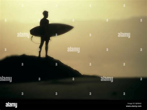Silhouette Einer Mit Surfbrett Am Strand Stockfotografie Alamy