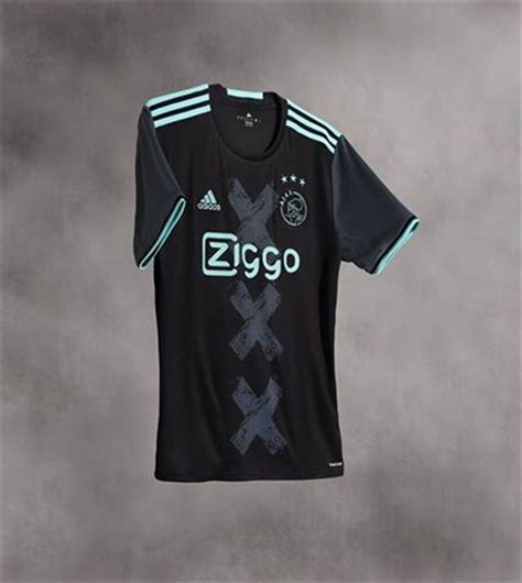 Remarkably, this was only his seventh cap for germany, as he made his debut in 2020. Ajax uitshirt 2016-2017 - Voetbalshirts.com
