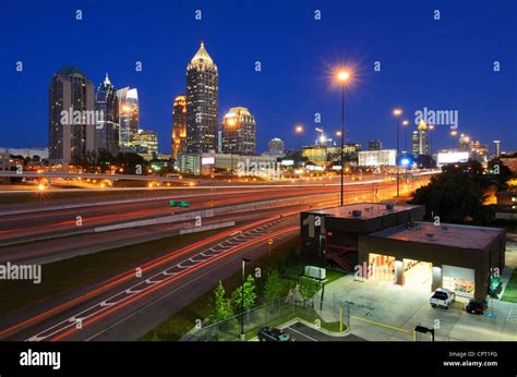 Interstate 85 Verläuft Unterhalb Der Skyline Von Midtown Atlanta