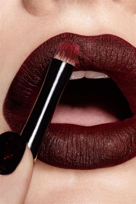 Bordeaux Lippenstift Matt Richtig Auftragen Pinsel Dark Lipstick