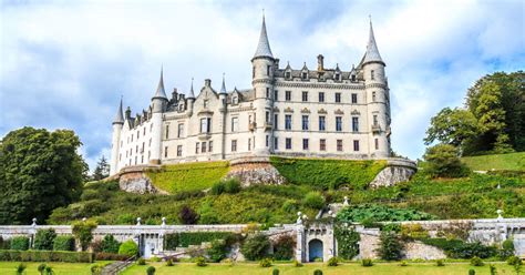 Dunrobin castle is also one of britain's oldest continuously inhabited houses dating back to the early 1300s, home to the earls and later, the dukes of sutherland. Dunrobin Castle (Schottland) - Infos, Termine & mehr ...