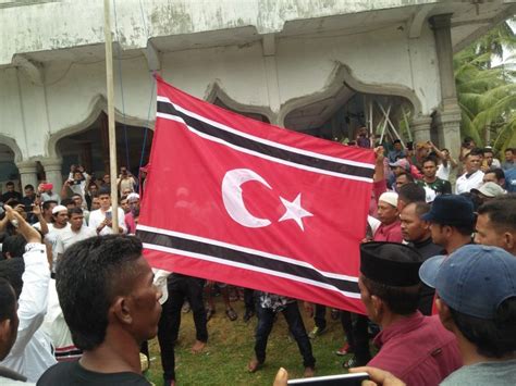 Milad Ke 43 Gerakan Aceh Merdeka Massa Kibarkan Bendera Bulan Bintang