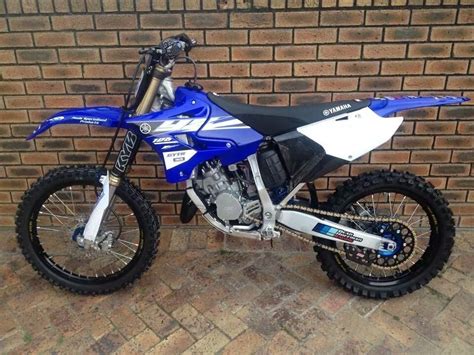 Going full gas with the yz 125. This is a yamaha YZ125 2 stroke. This is the dirt bike I ...