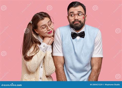 komisk ung kvinna med två grå svans ser med kärlek till pojkvän som har röda läppstift på kinden