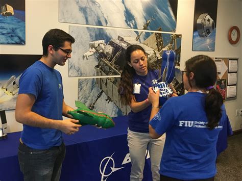 Students Network With Boeing Professionals Fiu College Of Engineering